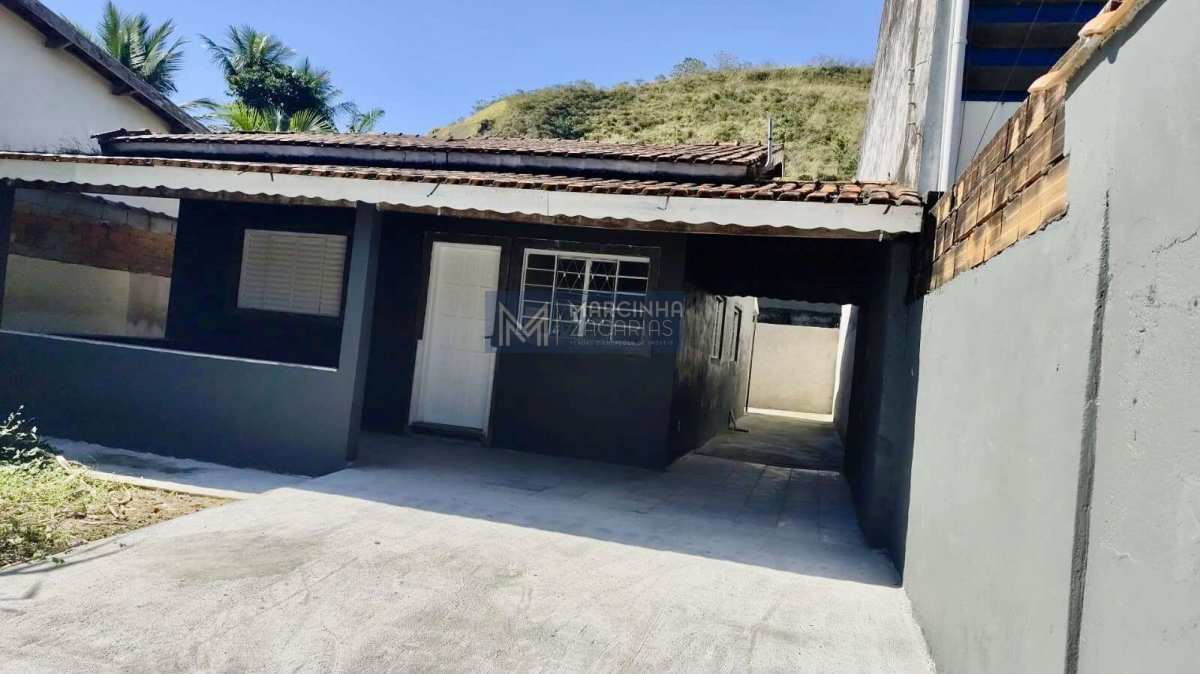 Alugo casa térrea com amplo quintal no Caputera, Caraguatatuba/SP, com 02 dormitórios - Marcinha Zacarias