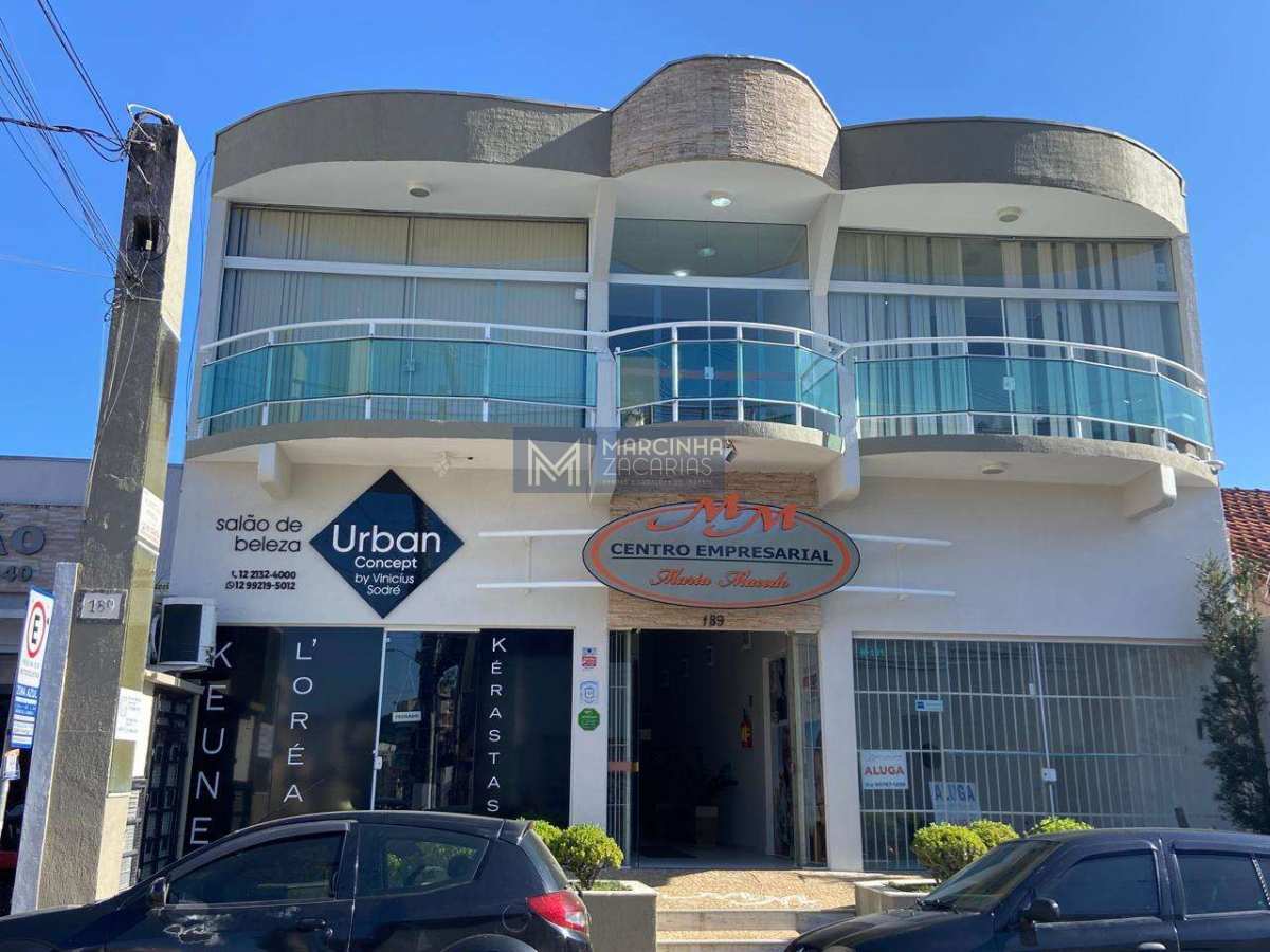 Salas com banheiro e sacada de frente pra rua no Centro em Caraguatatuba/SP - Marcinha Zacarias